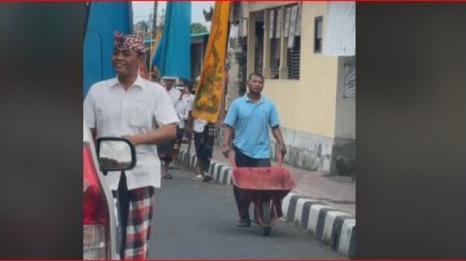 Viral, Pecalang Ini Disebut Mirip Dengan Arya Wedakarna Tapi Mode Malam