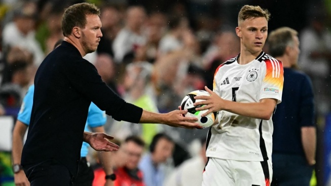 Pemain Timnas Jerman, Joshua Kimmich (kanan) tampil di Euro 2024. [Tobias SCHWARZ / AFP]