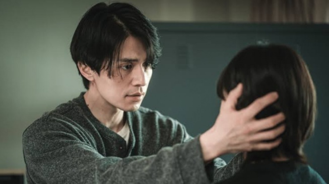 3 Pola Didik Lee Dong Wook Jadi Orang Tua Pengganti di Drama Korea 'A Shop for Killers'