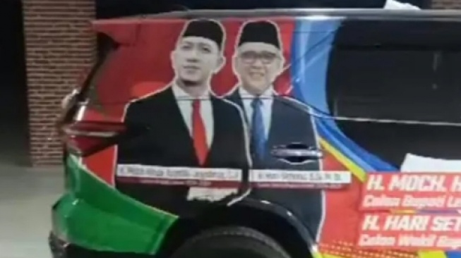 Sebuah mobil yang dipasang stiker Moch Hasbi Asyidiki Jayabaya alias Hasbi Jayabaya dan Hari Setiono. [IST/Bantennews]