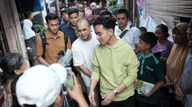 Raffi Ahmad dampingi Gibran Rakabuming blusukan di Jakarta. (Instagram)