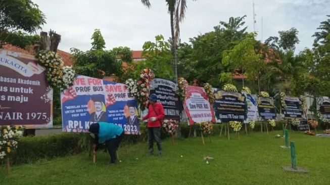 Kisruh Pencopotan Prof Budi, Karang Bunga Penuhi FK UNAIR Hingga Kemenkes Merasa Difitnah