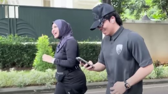 Aurel Hermansyah olahraga bareng Atta Haliintar, Thariq dan Aaliyah Massaid. [YouTube/AH]