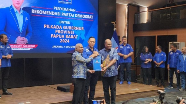 Dukung Petahana Maju Pilkada di 3 Daerah, AHY Langsung Serahkan Rekomendasi