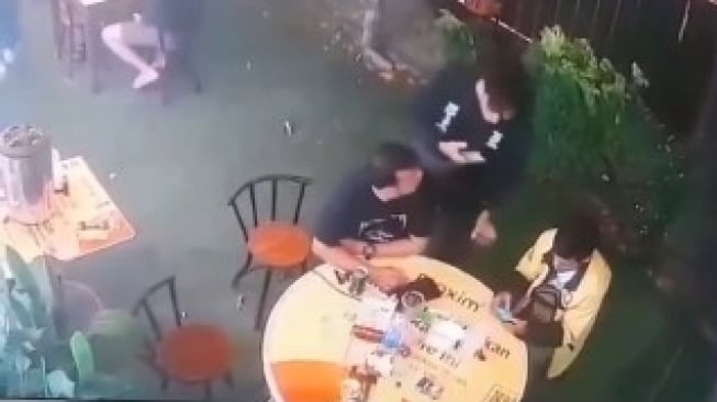 Viral! Detik-detik Pemain Judi Online Diciduk Saat Main di Kafe: Kalau di Ruang Rapat Apa Boleh?