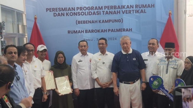 Pemerintah Provinsi (Pemprov) DKI Jakarta melakukan 'bedah rumah' pada sejumlah bangunan di kawasan Palmerah, Jakarta Barat. (Suara.com/Fakhri)