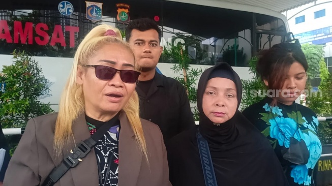 Silvia Devi Soembarto menemani Ely Rosita melaporkan Awkarin ke Polda Metro Jaya, Kamis (4/7/2024) [Suara.com/Rena Pangesti]