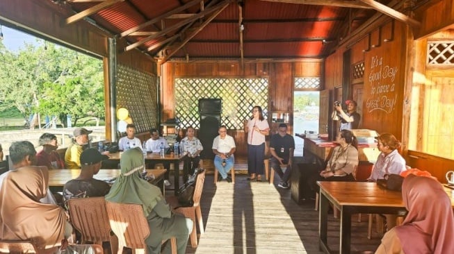 Pelaku Usaha Sektor Pariwisata Seram Bagian Barat Peroleh Sosialisasi Inklusi Keuangan