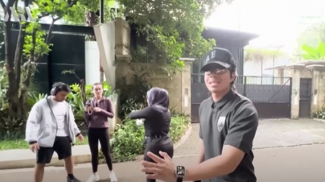 Aurel Hermansyah olahraga bareng Atta Haliintar, Thariq dan Aaliyah Massaid. [YouTube/AH]