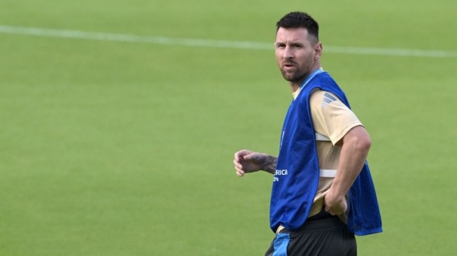 Pemain depan Argentina Lionel Messi saat menjalani sesi latihan untuk menghadapi pertandingan perempat final Copa America 2024 antara Argentina dan Ekuador di Stadion Shell Energy di Houston, Texas, pada 3 Juli 2024. (AFP/JUAN MABROMATA)