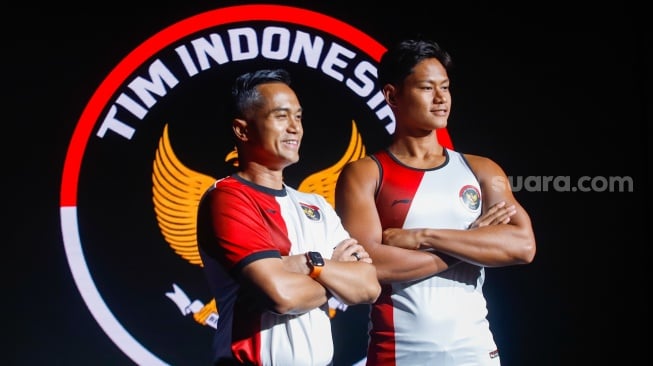 Chef de Mission Kontingen Indonesia Anindya Bakrie (kiri) dan Atlet Renang Joe Aditya (kanan) tampil dengan mengenakan jersey Tim Indonesia untuk Olimpiade Paris 2024 di Jakarta, Kamis (4/7/2024). [Suara.fom/Alfian Winanto]