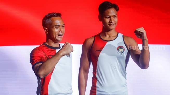 Chef de Mission Kontingen Indonesia Anindya Bakrie (kiri) dan Atlet Renang Joe Aditya (kanan) tampil dengan mengenakan jersey Tim Indonesia untuk Olimpiade Paris 2024 di Jakarta, Kamis (4/7/2024). [Suara.fom/Alfian Winanto]