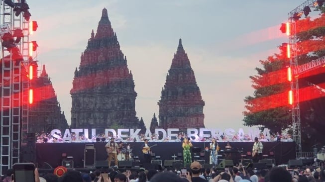 Mocca feat. Olski Ajak Penonton Prambanan Jazz Festival 2024 Berdendang Bersama Hari Pertama