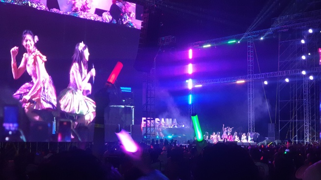 JKT48 Goyang Prambanan Jazz Festival 2024, Hujan Deras Tak Halangi Fans Bernyanyi 'Heavy Rotation'