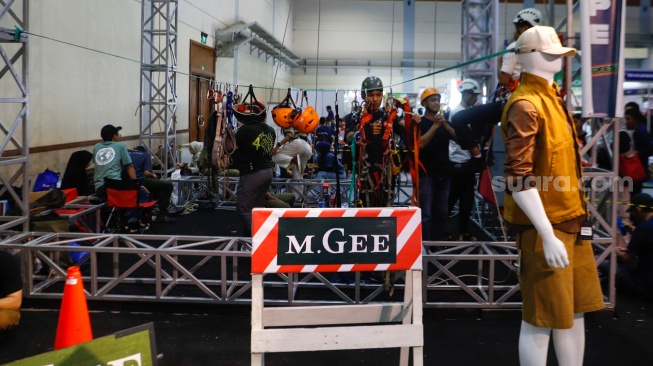 Pengunjung melihat produk outdoor dalam pameran Indonesia Outdoor Festival (Indofest) 2024 di Jakarta Convention Center (JCC), Senayan, Jakarta, Jumat (5/7/2024). [Suara.com/Alfian Winanto]