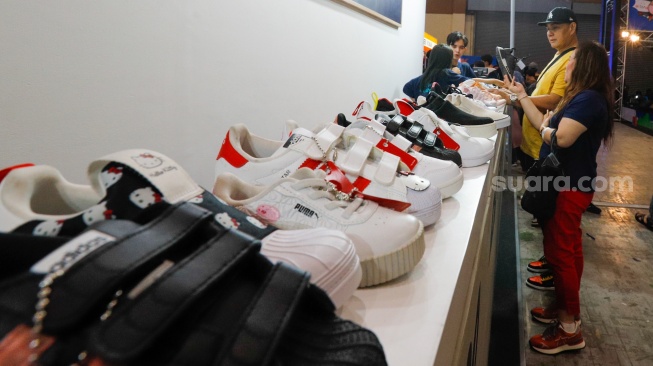 Pengunjung melihat produk sepatu dalam pameran Jakarta Sneaker Day (JSD) 2024 di Jakarta Convention Center (JCC), Senayan, Jakarta, Jumat (5/7/2024). [Suara.com/Alfian Winanto]