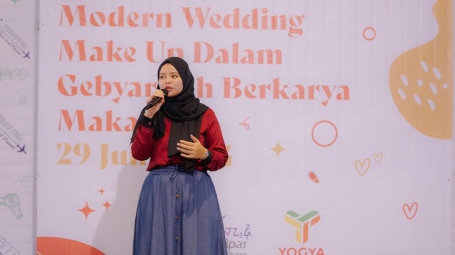 Pendiri Makaffah Sukmawati Bachtiar saat memberi sambutan di “Kompetisi Make Up dalam Gebyar 9th Berkarya Makaffah” di Bandung, Sabtu (29/6/2024). 