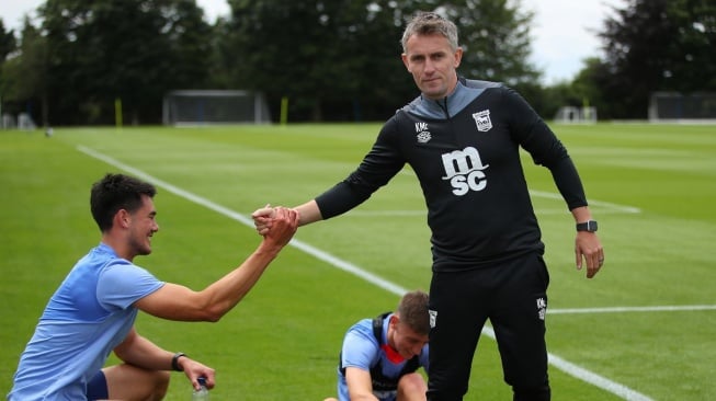 Pelatih Ipswich Town, Kieran McKenna (kanan) tengah berjabat tangan dengan bek timnas Indonesia, Elkan Baggott dalam latihan pramusim tim jelang Premier League 2024-2025. [Dok. Ipswich Town]