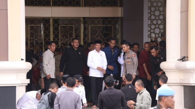 Jokowi Datang ke Bantaeng, Masyarakat Histeris Dan Berebut Foto Bersama