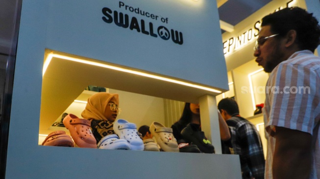 Pengunjung melihat produk sepatu dalam pameran Jakarta Sneaker Day (JSD) 2024 di Jakarta Convention Center (JCC), Senayan, Jakarta, Jumat (5/7/2024). [Suara.com/Alfian Winanto]