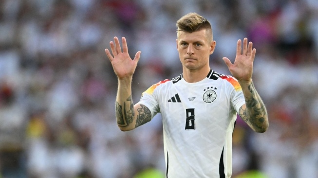 Gelandang Jerman Toni Kroos melambaikan tangan setelah pertandingan sepak bola perempat final UEFA Euro 2024 antara Spanyol dan Jerman di Stuttgart Arena di Stuttgart pada 5 Juli 2024.MIGUEL MEDINA / AFP