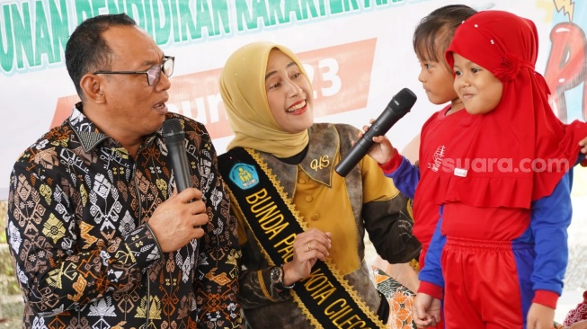 Wali Kota Cilegon Helldy Agustian dan istri, Hany Seviatry  menerima kunjungan puluhan siswa PAUD. [Dok Pemkot Cilegon]