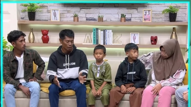 Raffi Ahmad mendengar cerita perjuangan Aco si nelayan menyelamatkan anak-anaknya (YouTube Trans 7)