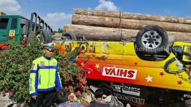 Kronologi Kecelakaan Maut Elf Vs Truk Kayu di Tol Kebomas Gresik, Sopir dan Penumpang Tewas