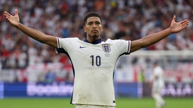 Gelandang Inggris Jude Bellingham merayakan gol pertama timnya pada pertandingan sepak bola babak 16 besar UEFA Euro 2024 antara Inggris dan Slovakia di Arena AufSchalke di Gelsenkirchen pada 30 Juni 2024.Adrian DENNIS / AFP