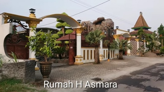 Rumah Happy Asmara di Kediri. (YouTube/Zoen Channel)