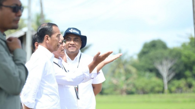 Presiden Republik Indonesia, Joko Widodo dalam kunjungannya di Desa Jaling, Kabupaten Bone.