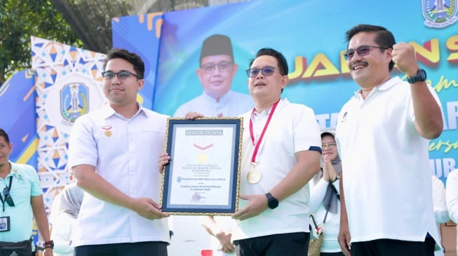 Pemprov Jatim Raih Rekor Dunia MURI Pengibaran Bendera Merah Putih Terbanyak di Lingkungan Masjid. (Dok: Pemprov Jatim)