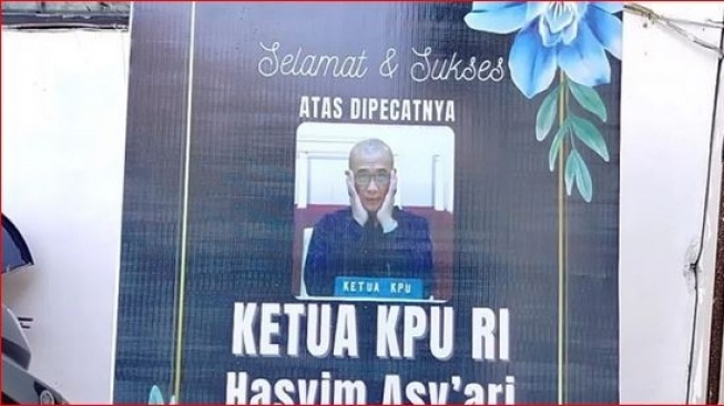 Karangan Bunga "Selamat Dipecat" Kiriman BEM Unud Hiasi Kantor KPU Bali