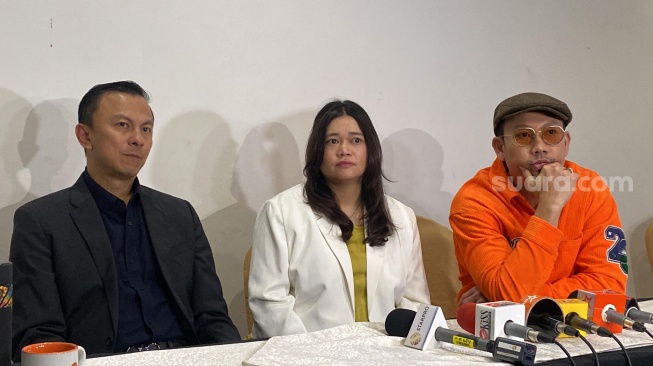 Denny Sumargo, Olivia Allan, dan dokter Arie Polim dalam konferensi pers di kawasan Kemang, Jakarta Selatan, Minggu (7/7/2024). [Suara.com/Tiara Rosana]