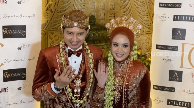 Chand Kelvin dan Dea Sahirah di Kempinski Grand Ballroom, Jakarta, Minggu (7/7/2024). [Suara.com/Adiyoga Priyambodo]