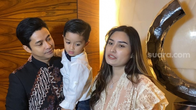 Adly Fairuz dan Angbeen Rishi di Kempinski Grand Ballroom, Jakarta, Minggu (7/7/2024). [Suara.com/Adiyoga Priyambodo]