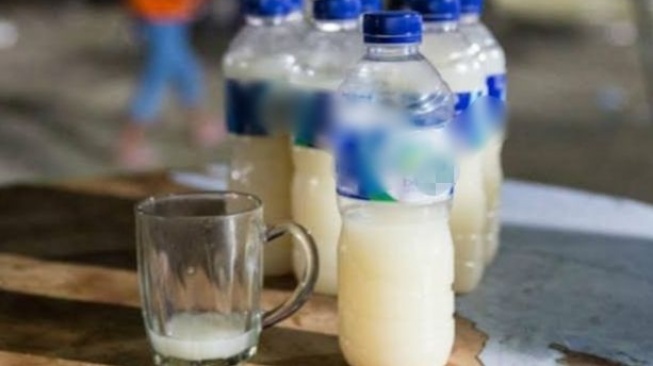 Satpol PP Bubarkan Pasangan Kekasih yang Nongkrong Sambil Minum Tuak di Bukit Kusnodo