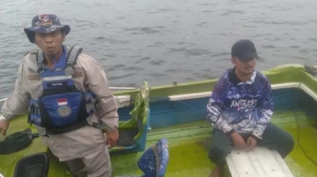 Rekan korban dievakuasi petugas ke darat usai diterjang badai saat memancing di perairan Bontang. [KlikKaltim.com]