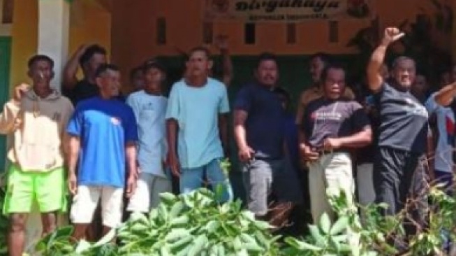 Heboh Video Viral Kades di Lingga Dugem Bareng Biduan, Warga Tuntut Mundur!