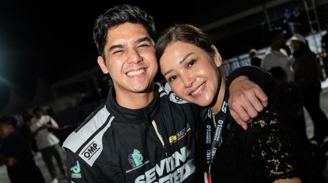 Maia Estianty Pamer Foto Jadul, Al Ghazali Pede: Aku Versi Cewek Ini!