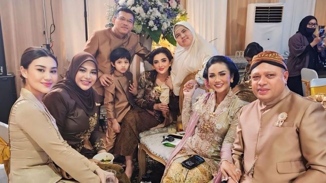 Geni Faruk Bertemu Mamah Dedeh. [Instagram/krisdayantilemos]