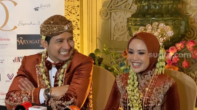 Chand Kelvin dan Dea Sahirah di Kempinski Grand Ballroom, Jakarta, Minggu (7/7/2024). [Suara.com/Adiyoga Priyambodo]