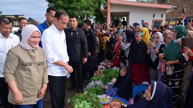 Blusukan ke Pasar Bulukumba, Iriana Jokowi Pakai Sepatu Mewah Harga Nyaris Rp 10 Juta. (Dok. ANTARA/HO-Biro Pers Sekretariat Presiden