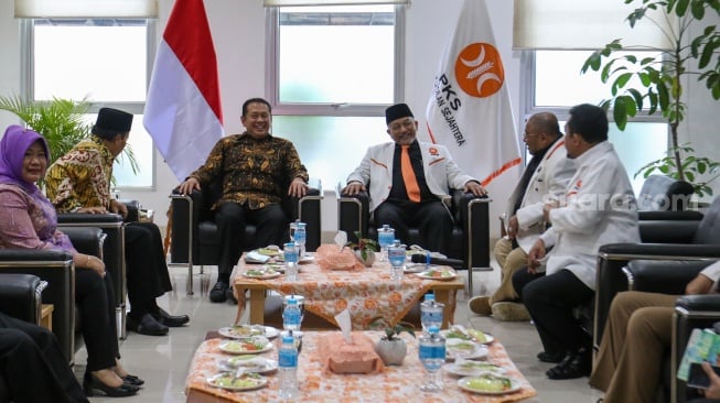 Ketua MPR Bambang Soesatyo (tengah kiri) berbincang dengan Presiden PKS Ahmad Syaikhu (tengah kanan) saat kunjungan kebangsaan di Kantor DPP PKS, Jakarta, Senin (8/7/2024). [Suara.com/Alfian Winanto]