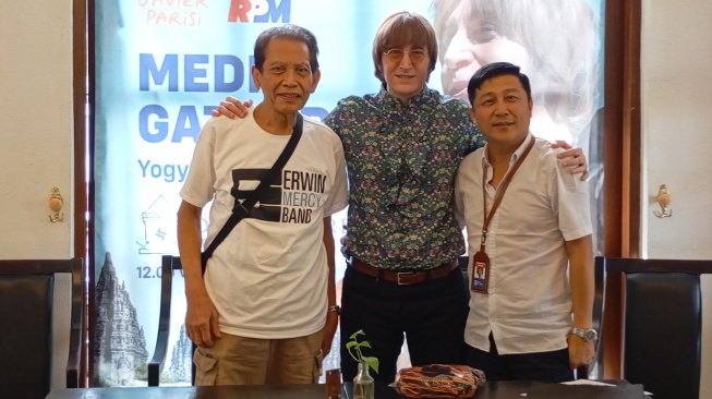 Octav Panggabean (kanan) dari Label RPM melakukan kerja sama dengan Javier Parisi (tengah) untuk membawakan lagu-lagu sejumlah musisi legendaris Indonesia. Hadir pula Erwin Harahap (kanan) mewakili band Mercy's. [RPM]