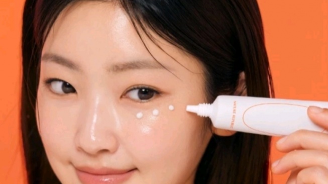 3 Rekomendasi Eye Cream Korea Mengandung Lendir Siput, Tertarik Mencoba?