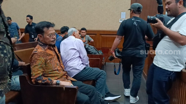 Penampakan terdakwa kasus korupsi Kementan, Syahrul Yasin Limpo (SYL) saat Jaksa KPK menanggapi pleidoinya di Pengadilan Tipikor Jakarta. (Suara.com/Dea)