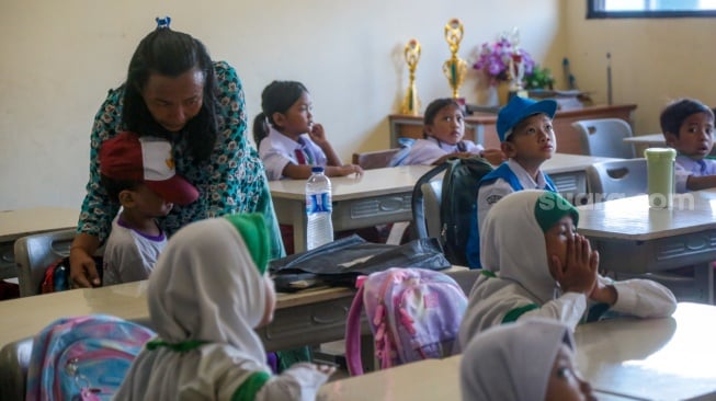 Sejumlah siswa saat menjalani Masa Pengenalan Lingkungan Sekolah (MPLS) di Sekolah Dasar Negeri (SDN) 01 & 03 Kramat, Jakarta, Senin (8/7/2024). [Suara.com/Alfian Winanto]