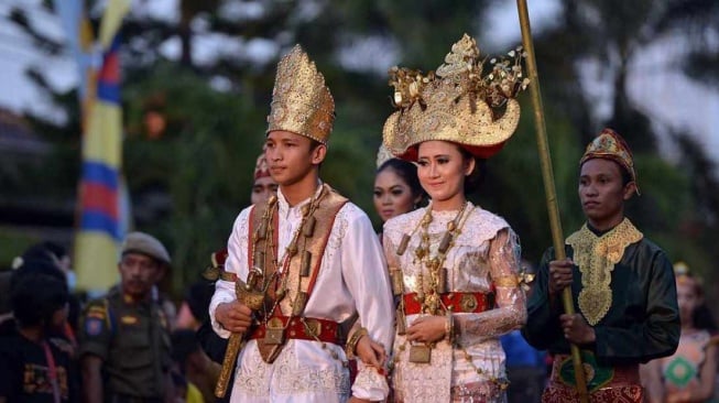 Mengenal Begawi, Tradisi Adat Lampung yang Disertai Tembakan atau Ledakan