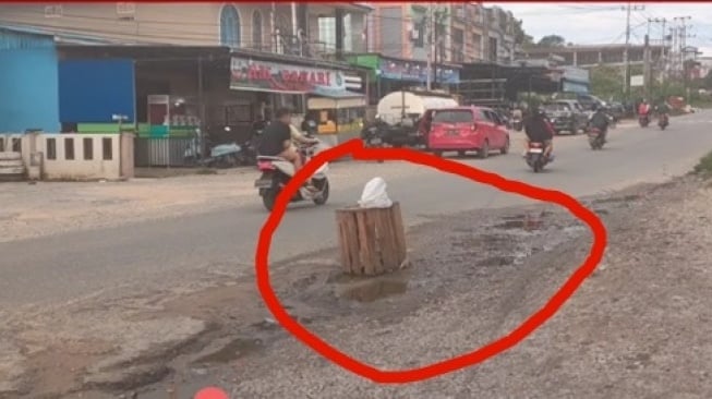 Baru Dapat Penghargaan Bebas Desa Tertinggal, Kondisi Jalan Rusak di Kabupaten Landak jadi Sorotan Warga